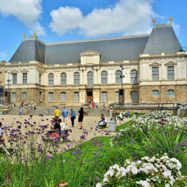 Chateau en Bretagne avec des touristes