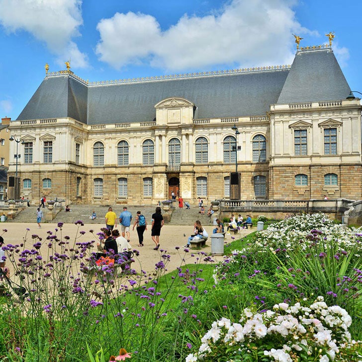 Chateau en Bretagne avec des touristes