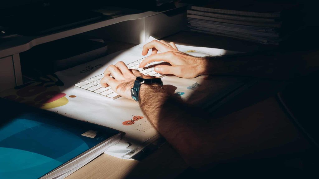main-clavier main-sur-un-clavier-au-travail