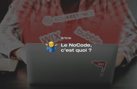Personne qui utilise son ordinateur pour créer un site web