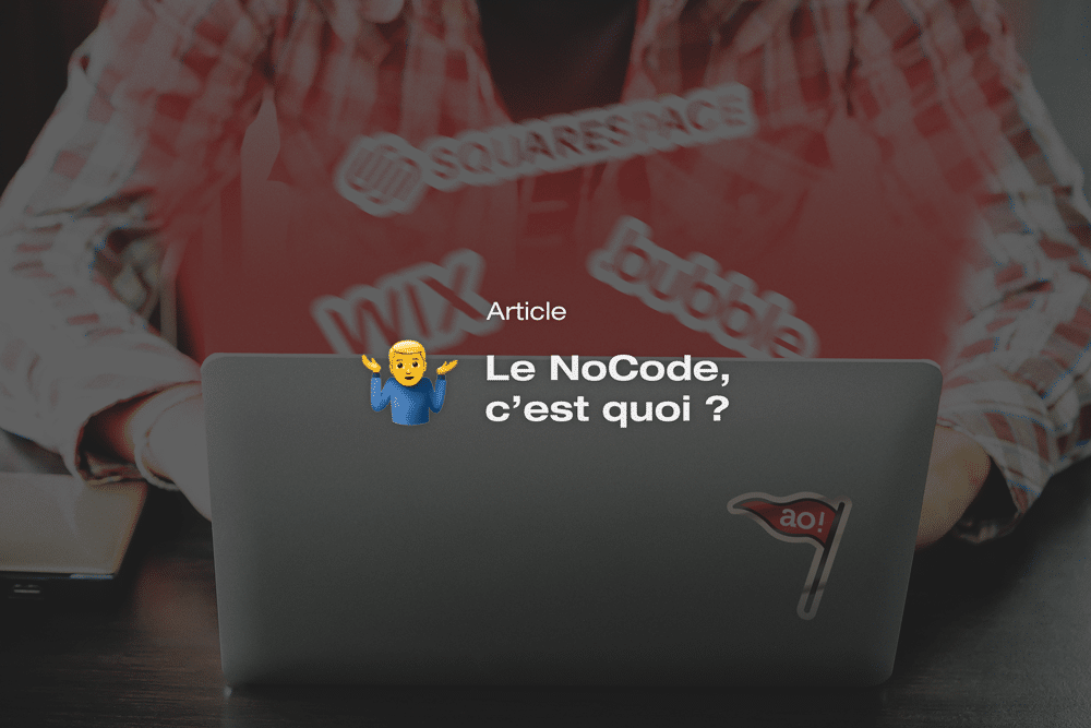 Personne qui utilise son ordinateur pour créer un site web
