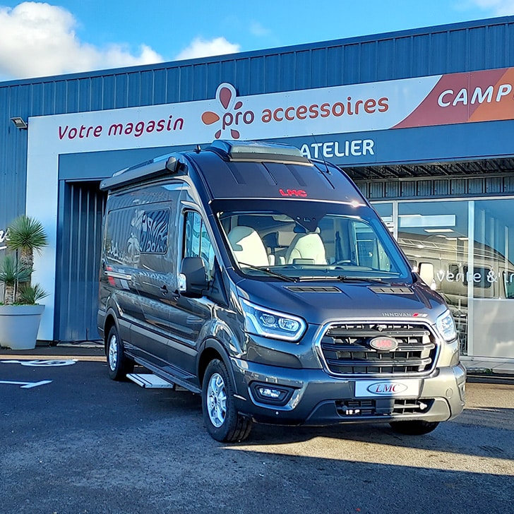 Camping car LMC devant l'atelier Pacific Loisirs