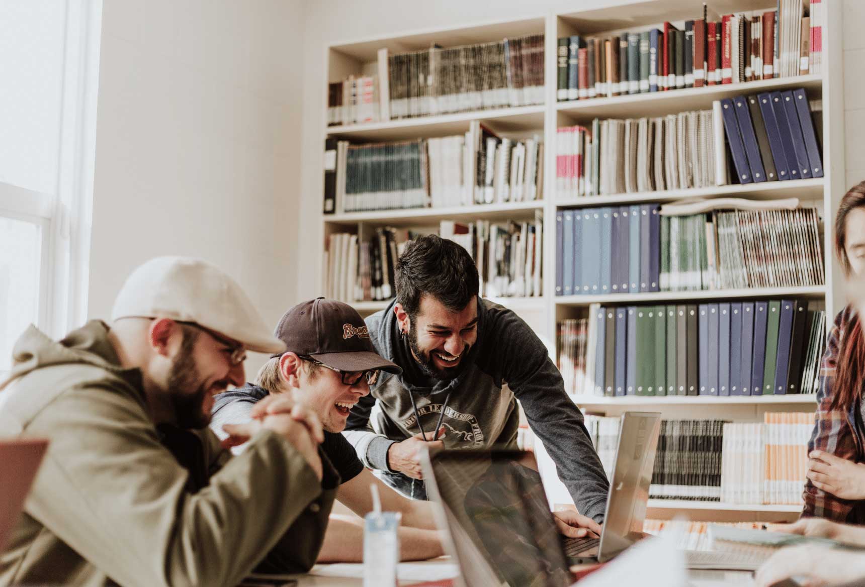 Équipe au travail autour d'un ordinateur