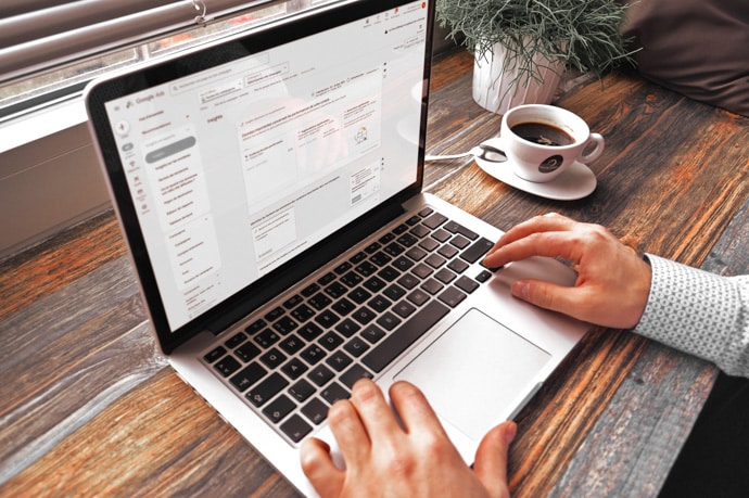 Ordinateur connecté à Google Ads