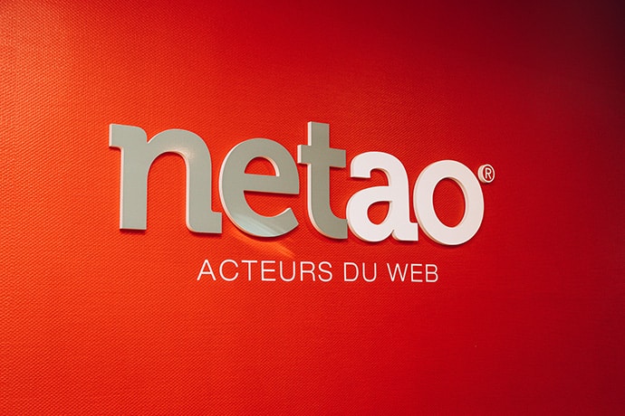Logo netao sur fond ronge