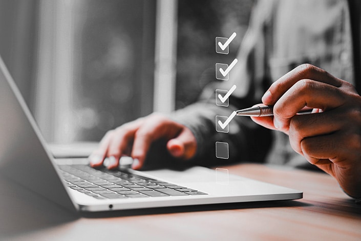 Utilisateur en train de consulter son ordinateur