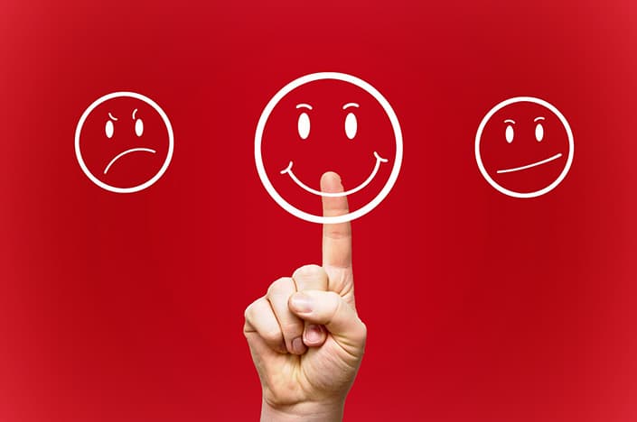 Smiley insatisfait, moyennement satisfait et satisfait sur fond rouge
