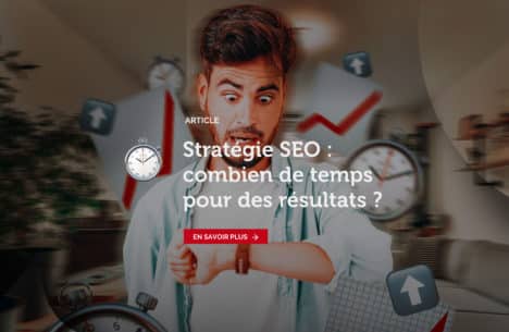 Homme en train de regarder sa montre, impatient d'avoir des résultats SEO